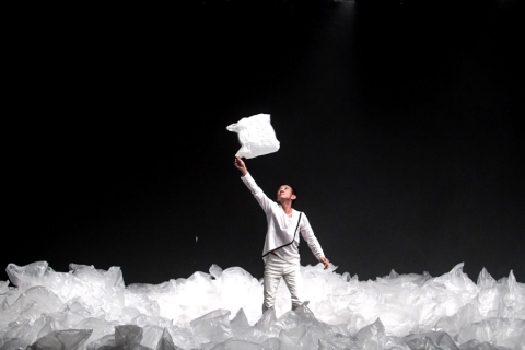 [剧评] 水往上流：一场这个与那个的演出