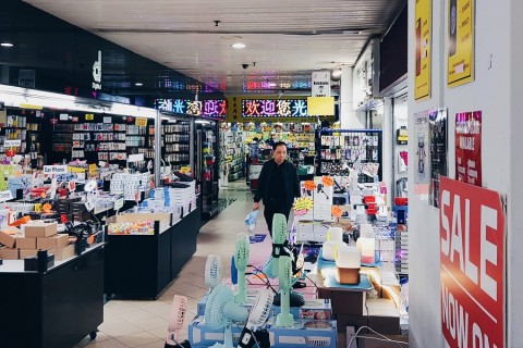 <     > Sim Lim Square Art Residency