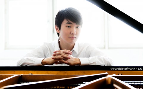 Seong-Jin Cho in Recital