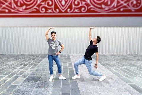Playing the Hand by Darren & Jerryl (Singapore)